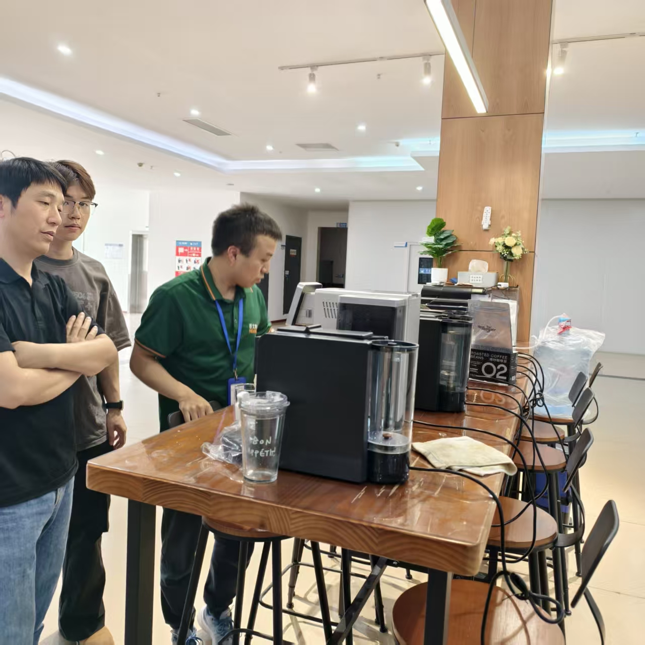 El gerente general de Aosom E-COMMERCE INC., Tang, visita a Seaver e inspecciona la máquina de café completamente automática SV205