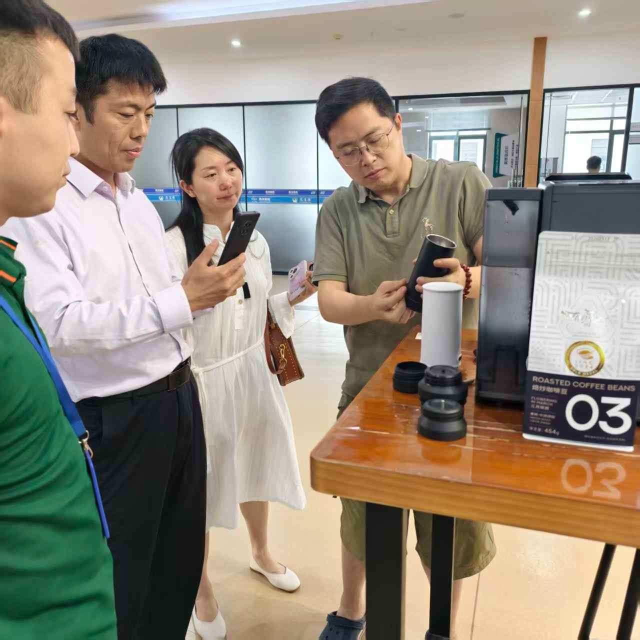 Visita del cliente a Seaver para la inspección de la máquina de café en cápsulas SV837 SV835 y la nueva máquina de café portátil SV610