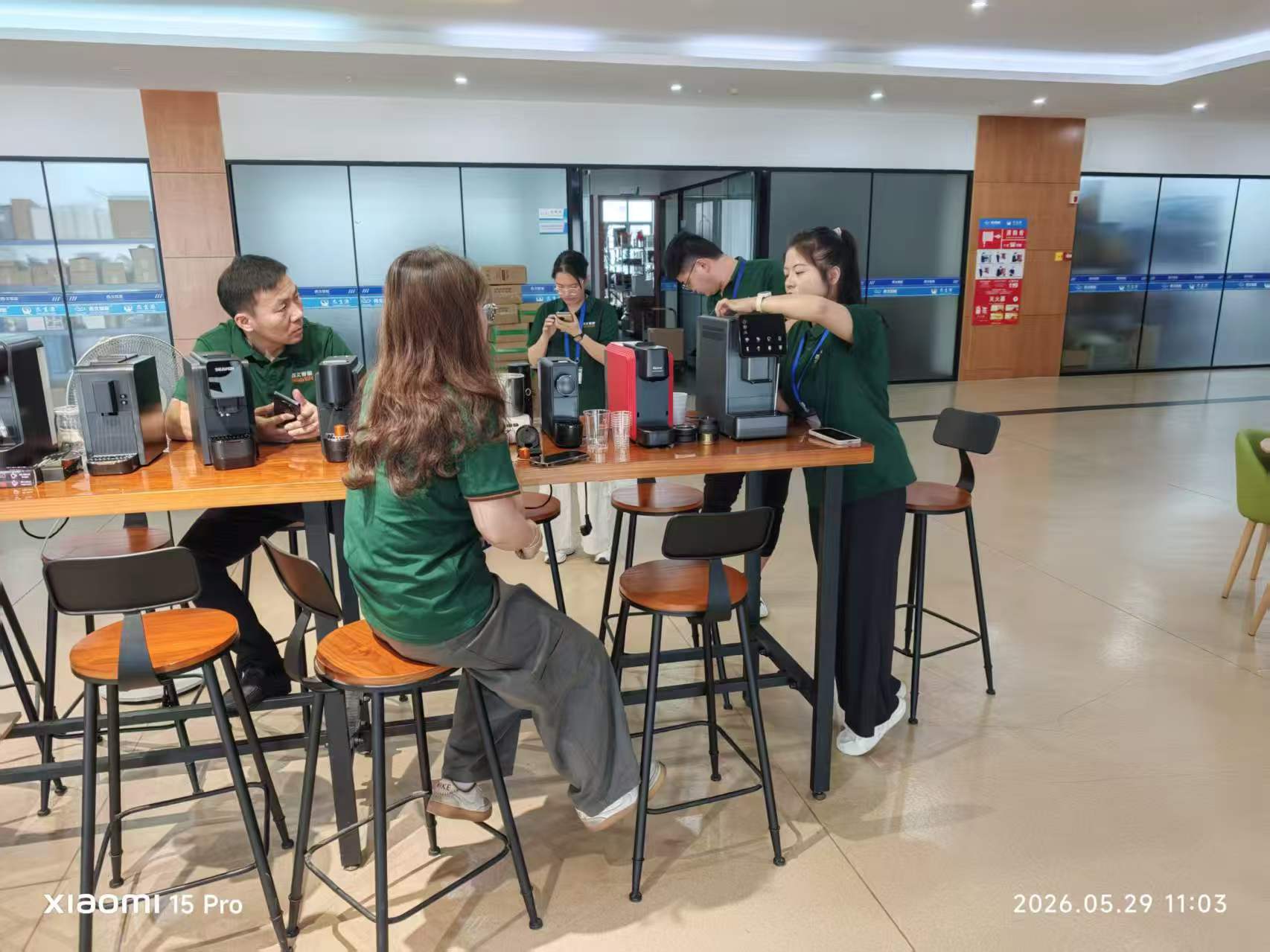 ¿Cómo impulsa la formación del equipo profesional de máquinas de café el crecimiento de los pedidos y la calidad del servicio?