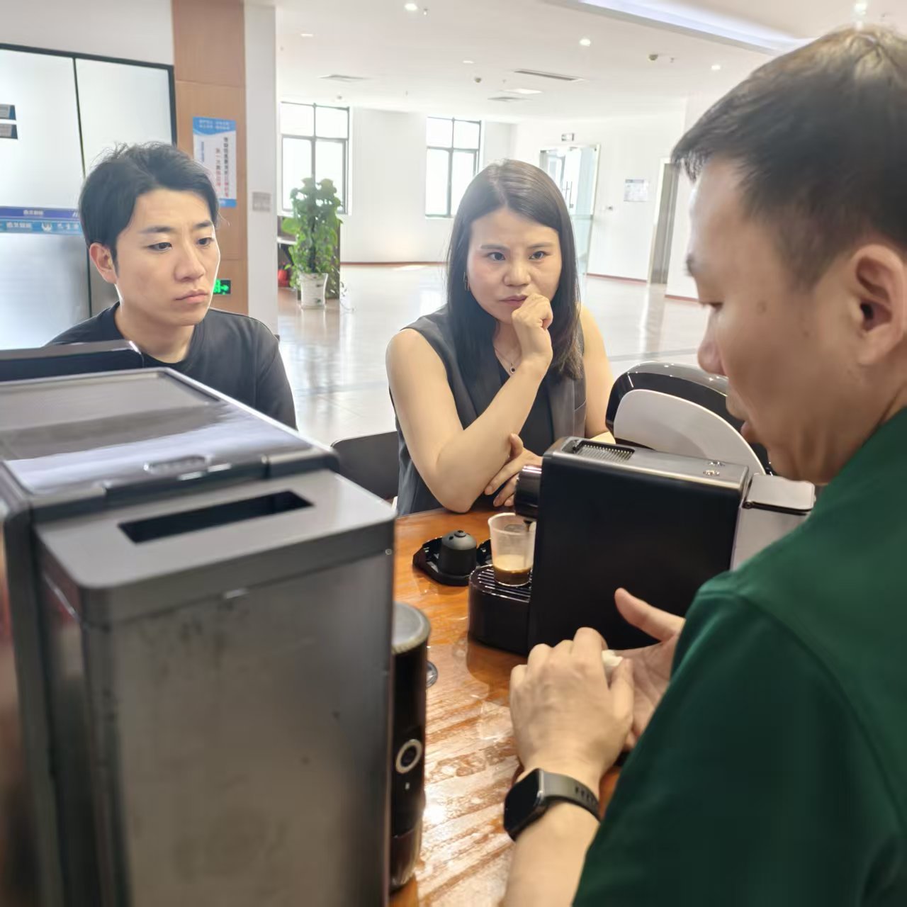 ¿Por qué un cliente japonés visitó SEAVER en busca de una máquina de café automática avanzada y una cafetera portátil?